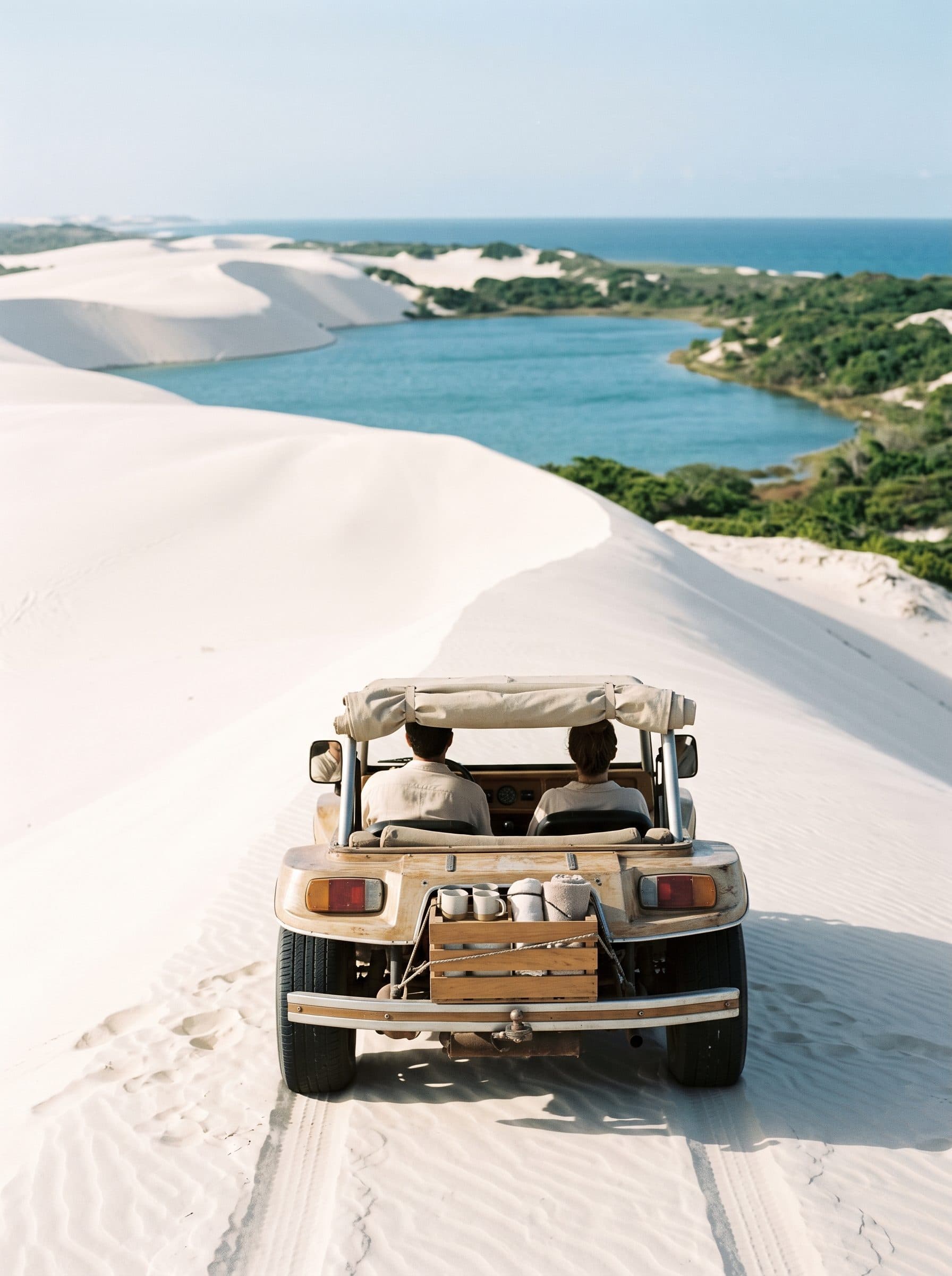 Buggy sobre dunas brancas a caminho de uma lagoa azul
